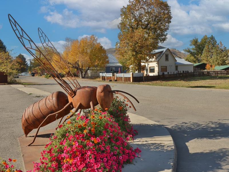 Twisp Wasp with Flowers sculpture