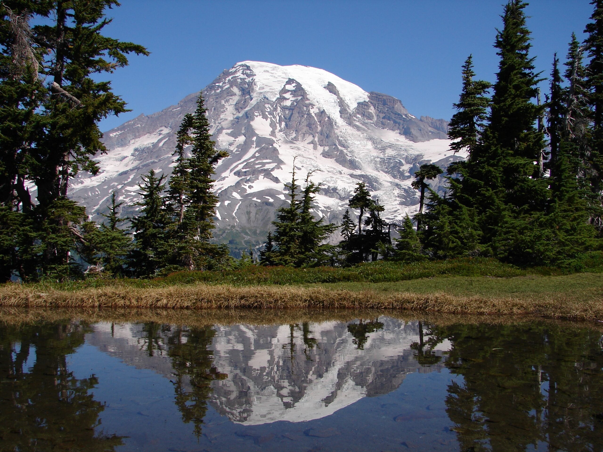 Mount Rainier reflected in a lake, one of many fun facts about Washington State